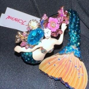 BETSEY JOHNSON Mermaid Sea Shell & Rhinestones Statement Bangle Bracelet NEW NWT